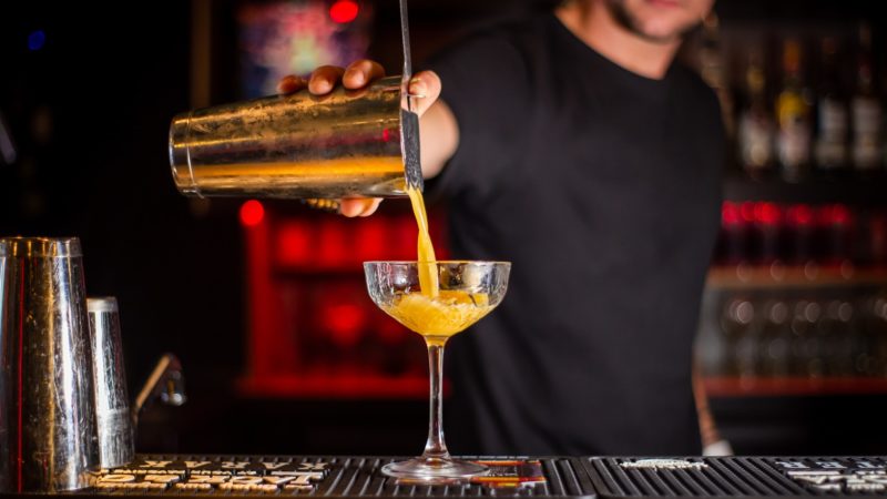 How to Become a Bartender With No Experience